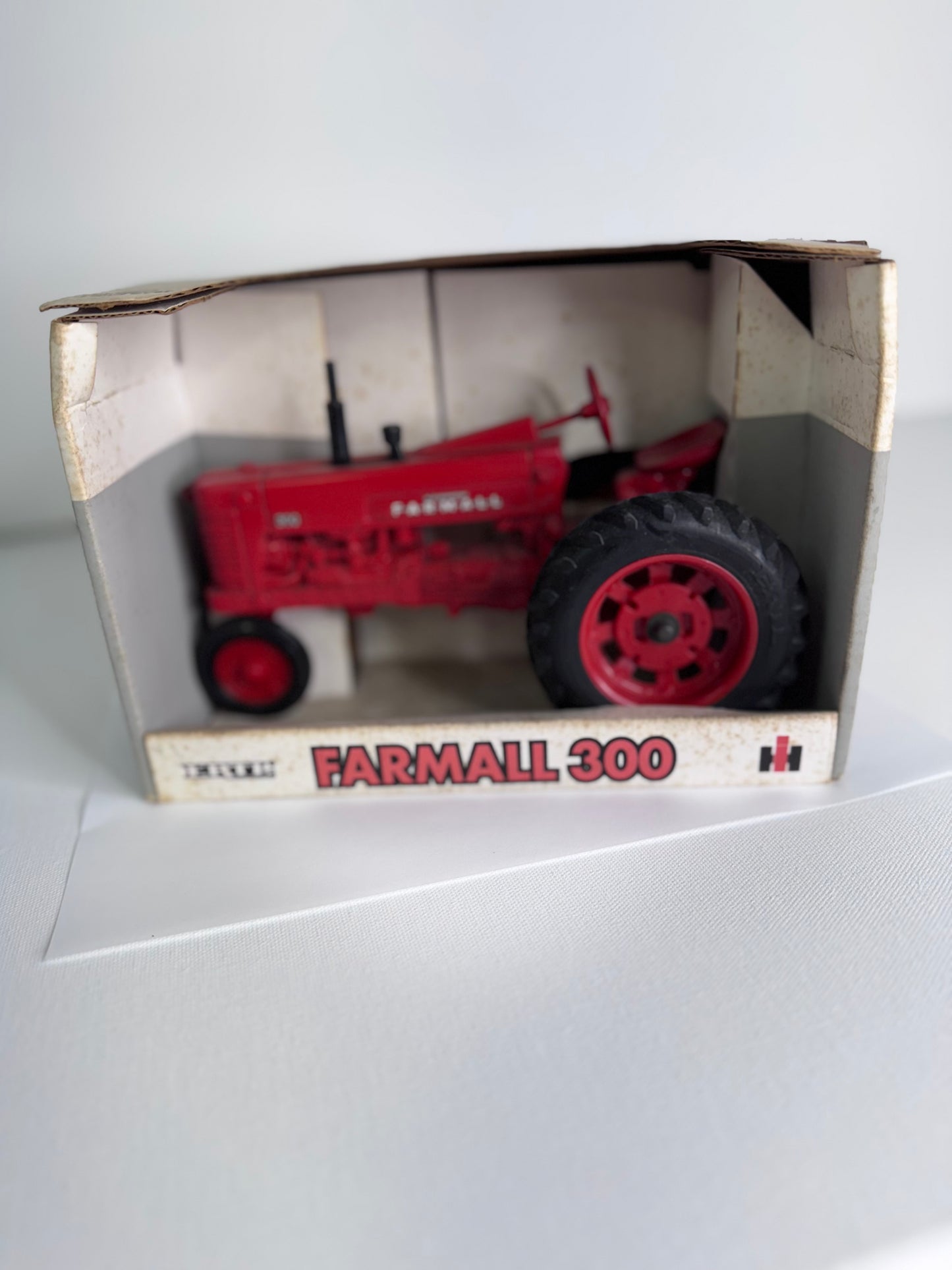 #21  Ertl Farmall 300 Tractor – 1/16 Scale Die-Cast Narrow Front with Box
