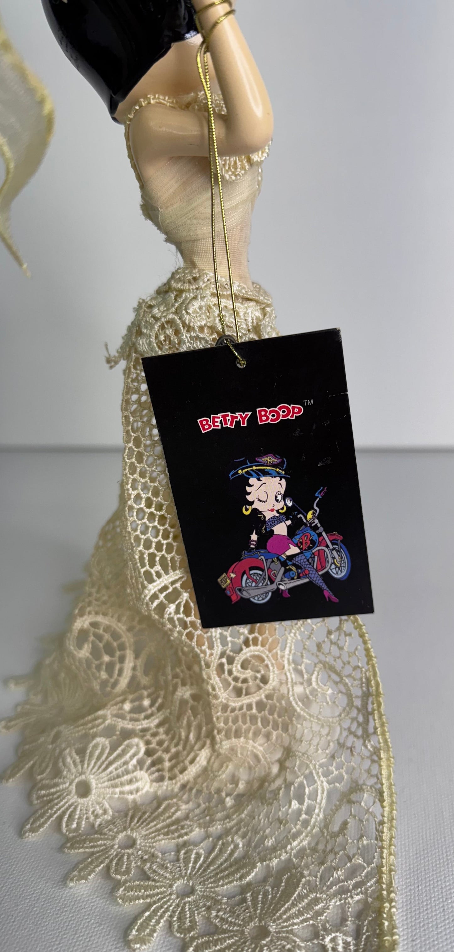#27  Betty Boop Figurine – Elegant Lace Dress & Wide-Brim Hat, Resin Statue