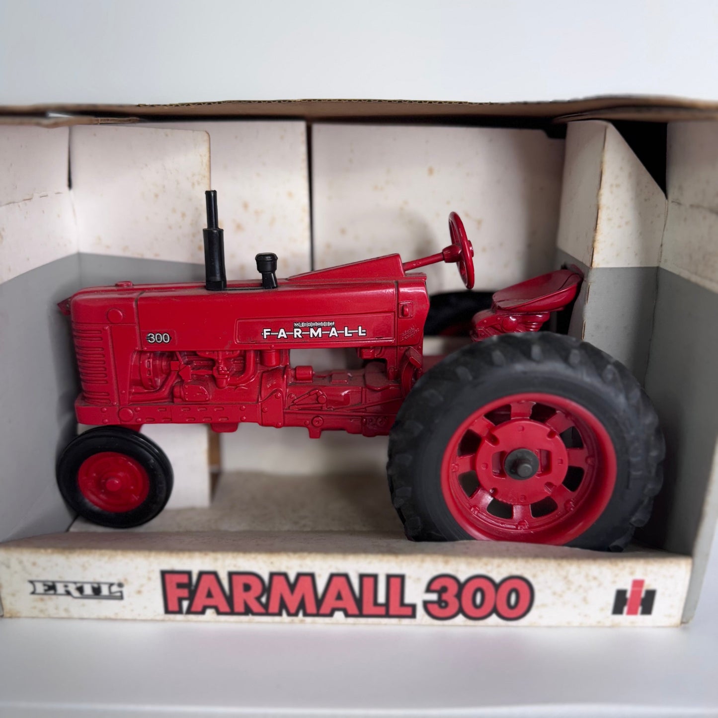 #21  Ertl Farmall 300 Tractor – 1/16 Scale Die-Cast Narrow Front with Box